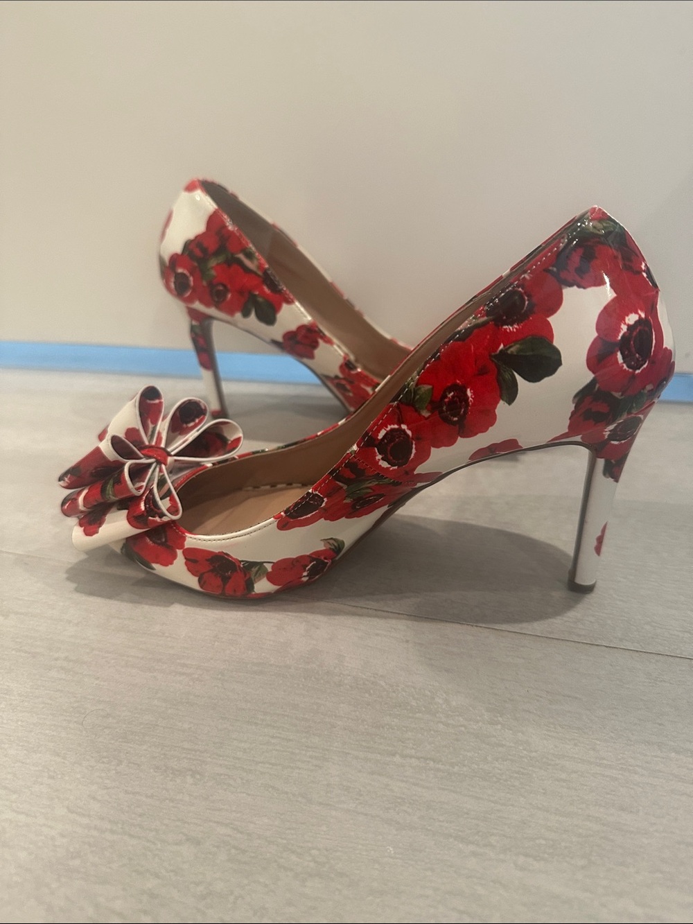 GUC Betsey Johnson Brand Red Rose Floral Bow Pointed-Toe High Heels White Flower - Picture 14 of 16